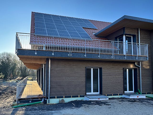 Fertighaus Mehrfamilienhaus mit sieben Wohneinheiten von Frammelsberger Holzbau - Mehrfamilienhäuser, Außenansicht 3