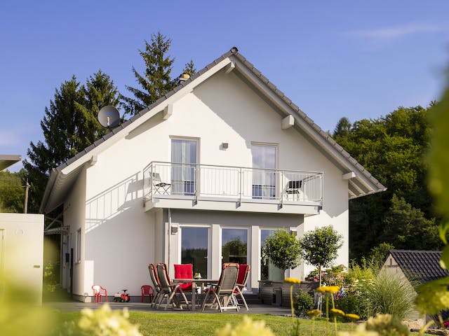 Fertighaus Frei geplant Einfamilienhaus mit ELW (inactive) von FingerHaus, Satteldach-Klassiker Außenansicht 3