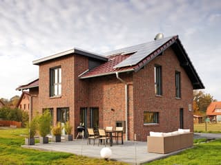 Fertighaus Frei geplantes Kundenhaus mit Klinkerfassade von FingerHaus, Satteldach-Klassiker Außenansicht 1