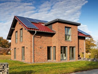 Fertighaus Frei geplantes Kundenhaus mit Klinkerfassade von FingerHaus, Satteldach-Klassiker Außenansicht 2