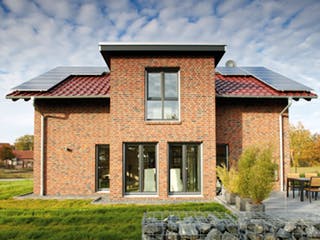 Fertighaus Frei geplantes Kundenhaus mit Klinkerfassade von FingerHaus, Satteldach-Klassiker Außenansicht 3