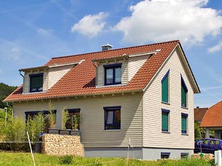 Fertighaus Haus Tauberbischofsheim von Holzbau Freisinger, Satteldach-Klassiker Außenansicht 1