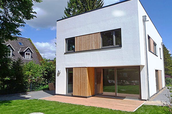 Weißes Kubushaus von Fricke Holzbau