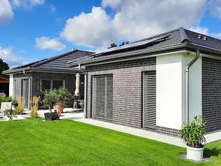Fertighaus Typ 4 von Fricke Holzbau Schlüsselfertig ab 450000€, Bungalow Außenansicht 4