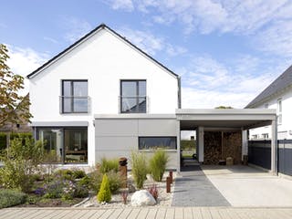 Fertighaus Fürth von Regnauer Hausbau Schlüsselfertig ab 462000€, Satteldach-Klassiker Außenansicht 2