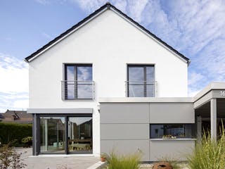 Fertighaus Fürth von Regnauer Hausbau Schlüsselfertig ab 462000€, Satteldach-Klassiker Außenansicht 5