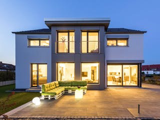 Fertighaus Fürth von Regnauer Hausbau Schlüsselfertig ab 462000€, Satteldach-Klassiker Außenansicht 6