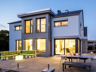 Fertighaus Fürth von Regnauer Hausbau Schlüsselfertig ab 462000€, Satteldach-Klassiker Außenansicht 7