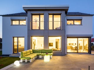 Fertighaus Fürth von Regnauer Hausbau Schlüsselfertig ab 462000€, Satteldach-Klassiker Außenansicht 8