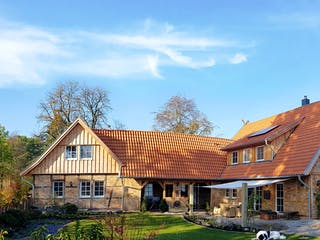 Fertighaus Alte Schmiede von Fuhrberger Zimmerei Betriebsges. mbH, Fachwerk Außenansicht 4