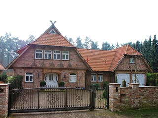 Fertighaus Fachwerkhaus mit Zwischenbau & Nebengebäude von Fuhrberger Zimmerei Betriebsges. mbH, Fachwerk Außenansicht 2