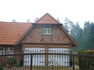 Fertighaus Fachwerkhaus mit Zwischenbau & Nebengebäude von Fuhrberger Zimmerei Betriebsges. mbH, Fachwerk Außenansicht 3