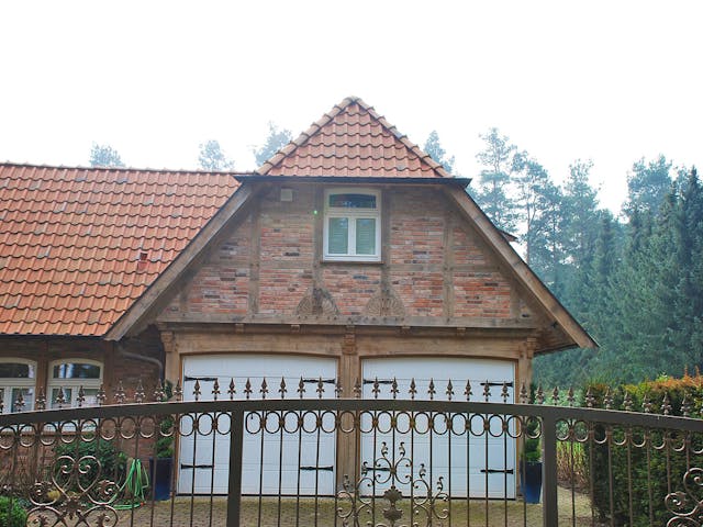 Fertighaus Fachwerkhaus mit Zwischenbau & Nebengebäude von Fuhrberger Zimmerei Betriebsges. mbH, Fachwerk Außenansicht 3