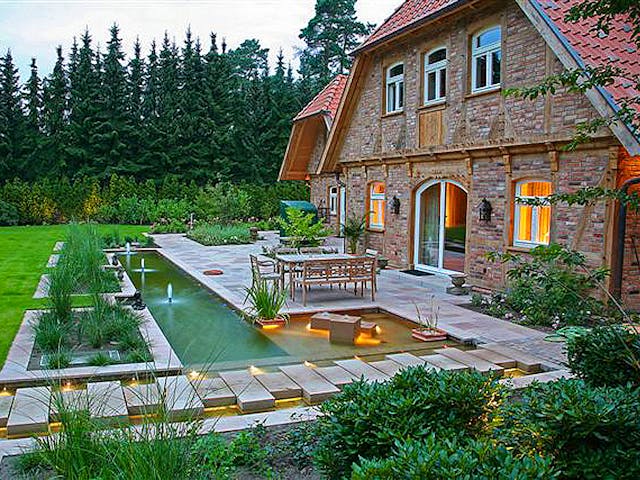 Fertighaus Fachwerkhaus mit Zwischenbau & Nebengebäude von Fuhrberger Zimmerei Betriebsges. mbH, Fachwerk Außenansicht 4