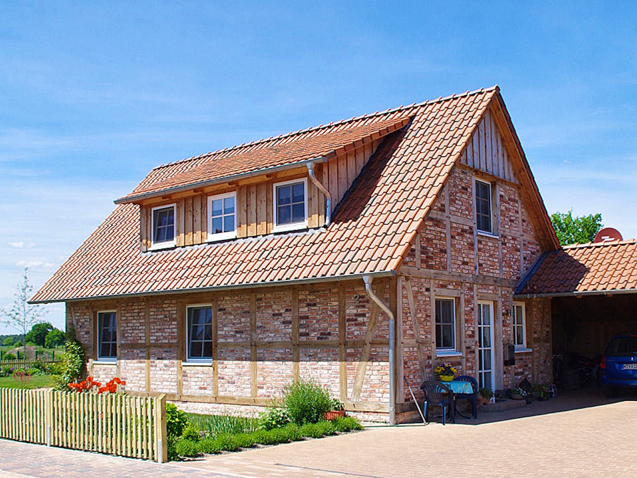 Fertighaus Kleines Fachwerkhaus von Fuhrberger Zimmerei Betriebsges. mbH, Fachwerk Außenansicht 1