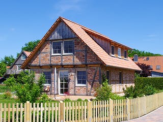 Fertighaus Kleines Fachwerkhaus von Fuhrberger Zimmerei Betriebsges. mbH, Fachwerk Außenansicht 2