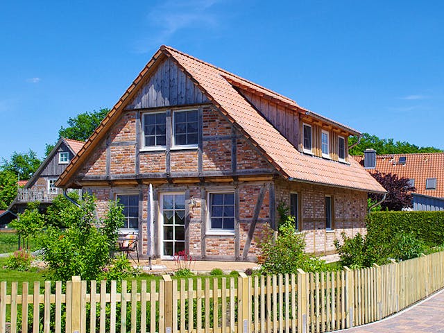 Fertighaus Kleines Fachwerkhaus von Fuhrberger Zimmerei Betriebsges. mbH, Fachwerk Außenansicht 2