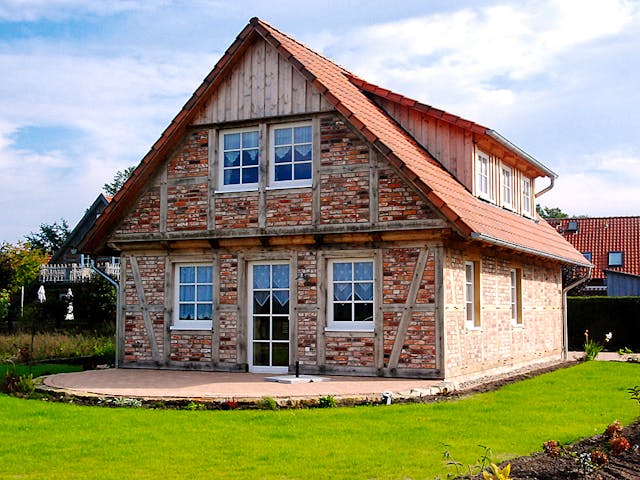 Fertighaus Kleines Fachwerkhaus von Fuhrberger Zimmerei Betriebsges. mbH, Fachwerk Außenansicht 3