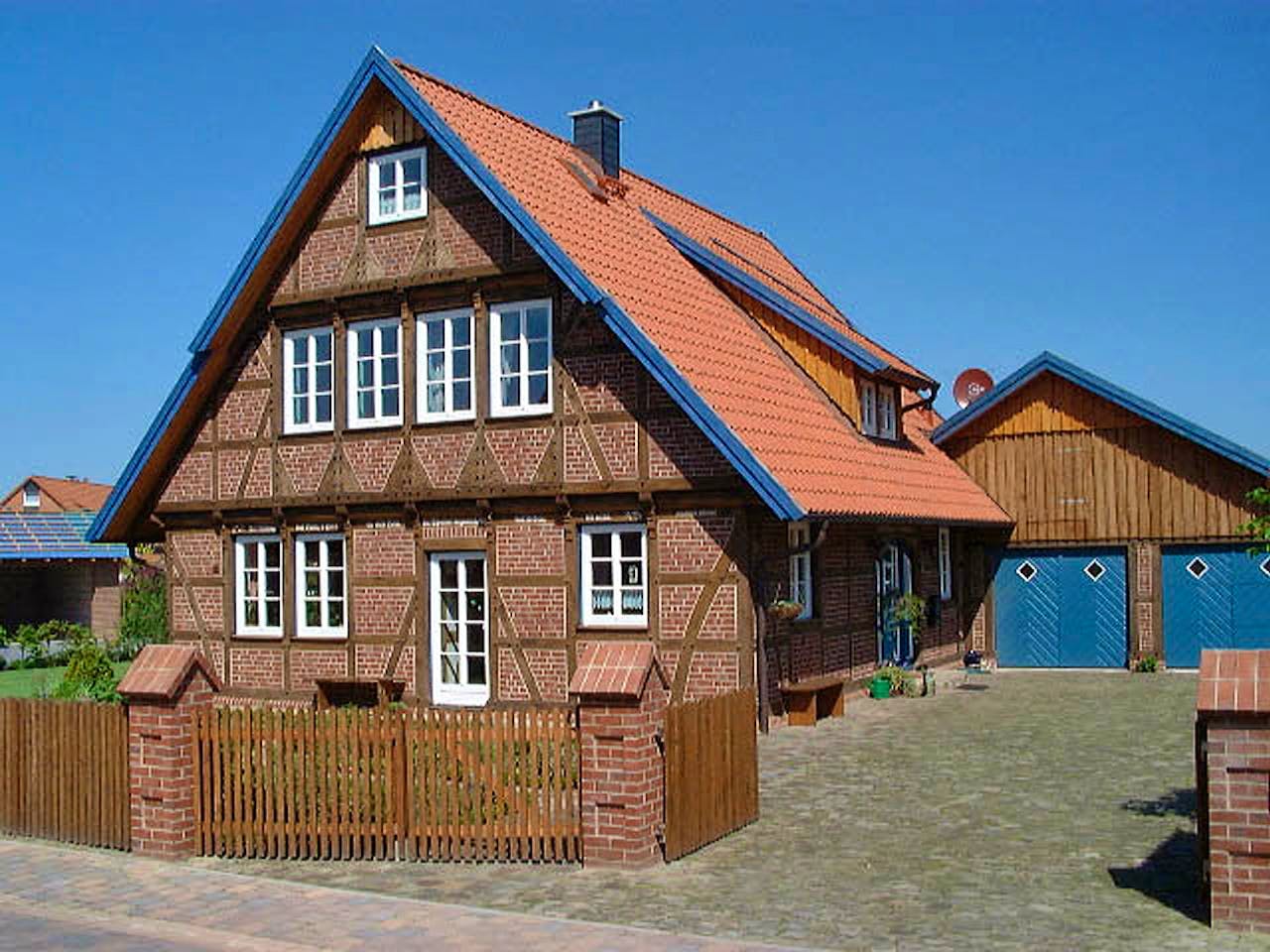Fertighaus Pinus von Fuhrberger Zimmerei Betriebsges. mbH, Fachwerk Außenansicht 1
