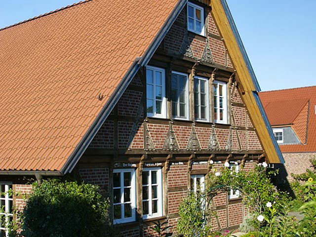 Fertighaus Pinus von Fuhrberger Zimmerei Betriebsges. mbH, Fachwerk Außenansicht 2