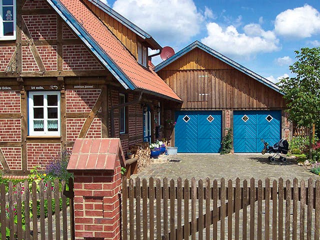 Fertighaus Pinus von Fuhrberger Zimmerei Betriebsges. mbH, Fachwerk Außenansicht 3