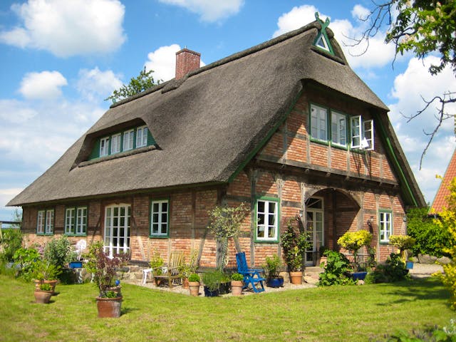Kundenhaus im Nordwesten Mecklenburg-Vorpommerns: Fachwerkhaus mit Reeteindeckung im traditionellen Landhausstil in Utecht am Ratzeburger See von Fuhrberger Zimmerei