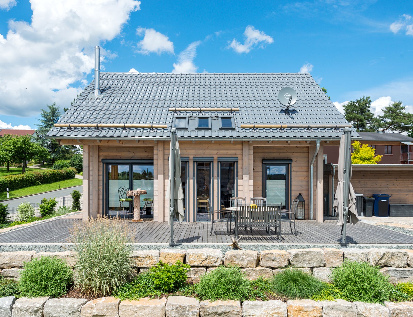 Blockhaus Auf der Röth von Fullwood Wohnblockhaus Bausatzhaus ab 145000€, Blockhaus Außenansicht 2