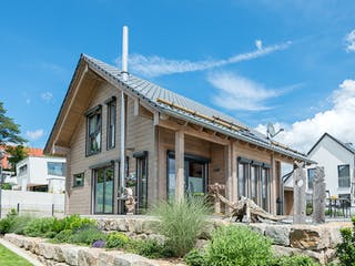 Blockhaus Auf der Röth von Fullwood Wohnblockhaus Bausatzhaus ab 145000€, Blockhaus Außenansicht 3