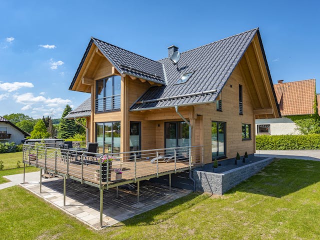 Blockhaus Köterbergblick von Fullwood Wohnblockhaus Bausatzhaus ab 250000€, Blockhaus Außenansicht 2