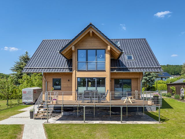Blockhaus Köterbergblick von Fullwood Wohnblockhaus Bausatzhaus ab 250000€, Blockhaus Außenansicht 3