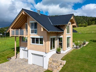 Blockhaus Schwarzwaldblick von Fullwood Wohnblockhaus Bausatzhaus ab 360000€, Satteldach-Klassiker Außenansicht 1