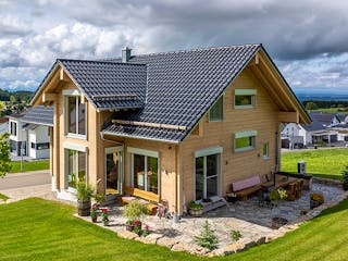 Blockhaus Schwarzwaldblick von Fullwood Wohnblockhaus Bausatzhaus ab 360000€, Satteldach-Klassiker Außenansicht 2