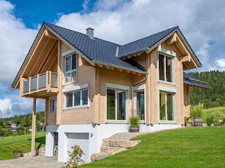 Blockhaus Schwarzwaldblick von Fullwood Wohnblockhaus Bausatzhaus ab 360000€, Satteldach-Klassiker Außenansicht 3