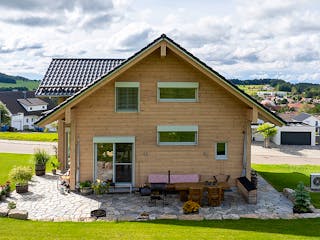 Blockhaus Schwarzwaldblick von Fullwood Wohnblockhaus Bausatzhaus ab 360000€, Satteldach-Klassiker Außenansicht 5