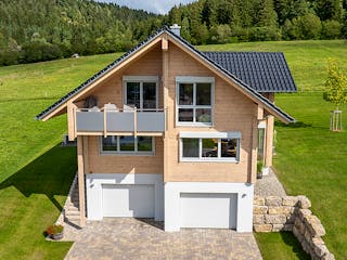 Blockhaus Schwarzwaldblick von Fullwood Wohnblockhaus Bausatzhaus ab 360000€, Satteldach-Klassiker Außenansicht 6