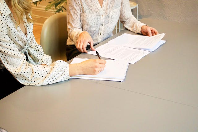 Frauen mit Vertrag und Notizheft