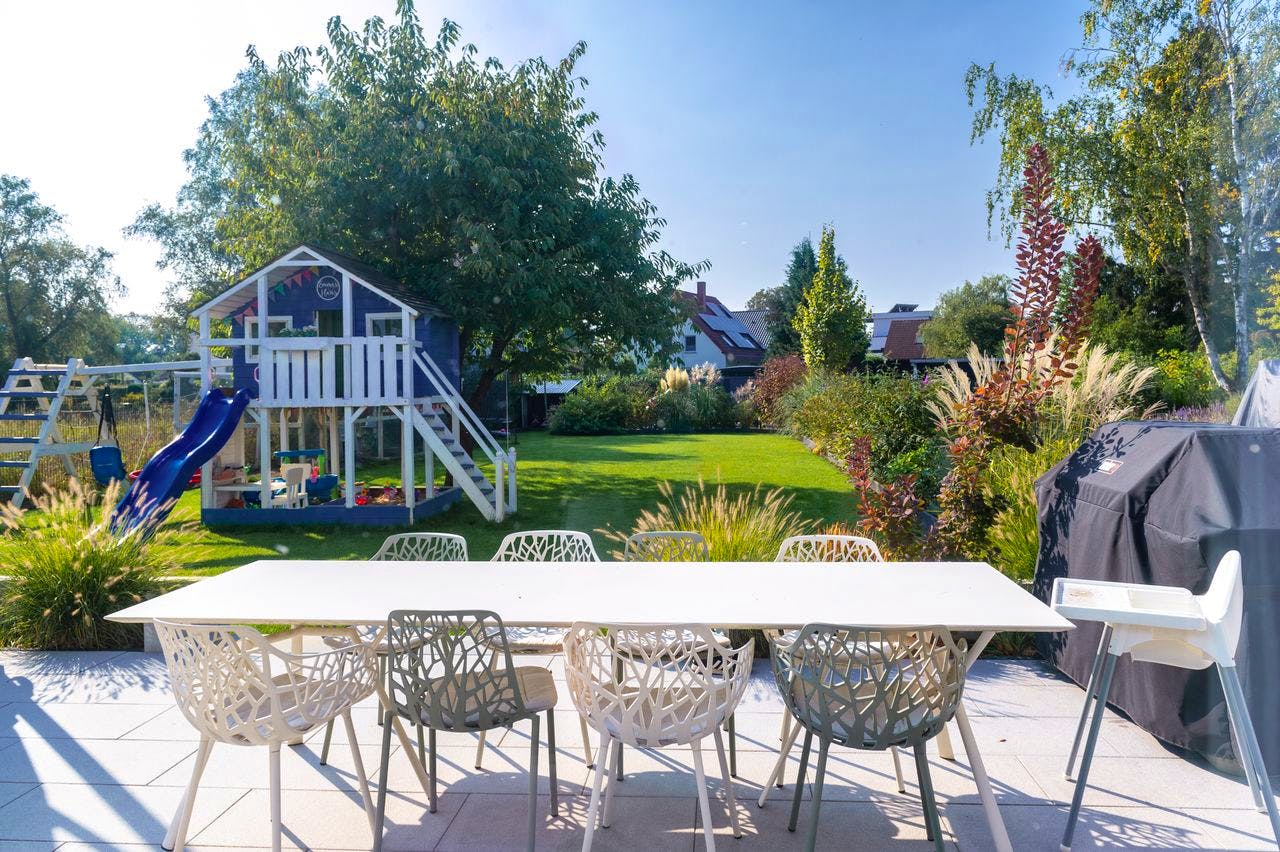 Garten mit Spielhaus, Klettergerüst und Terrasse auf dem 880-qm-Grundstück in Marzahn-Hellersdorf