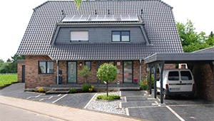 gepflasterte-zufahrt.jpg