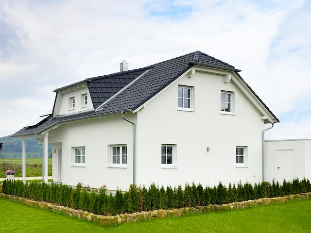 Fertighaus Graner von WEISS Holzhausbau und Haustechnik Schlüsselfertig ab 280800€, Satteldach-Klassiker Außenansicht 3