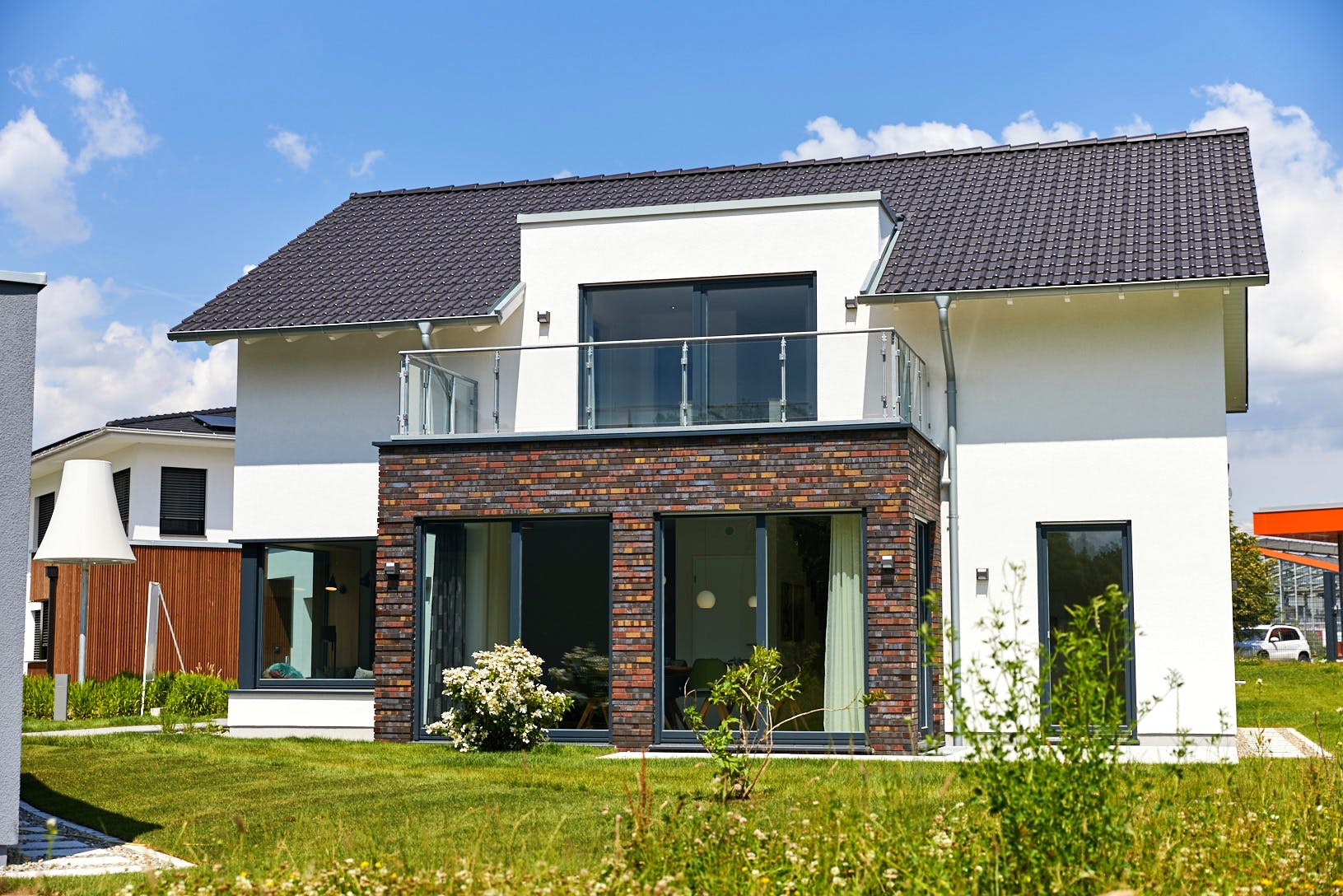 Fertighaus Alona von GUSSEK HAUS Schlüsselfertig ab 655100€, Satteldach-Klassiker Außenansicht 2