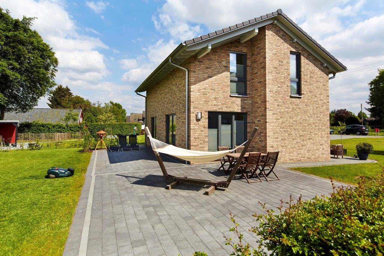Fertighaus Auerberg von GUSSEK HAUS Schlüsselfertig ab 406900€, Satteldach-Klassiker Außenansicht 1