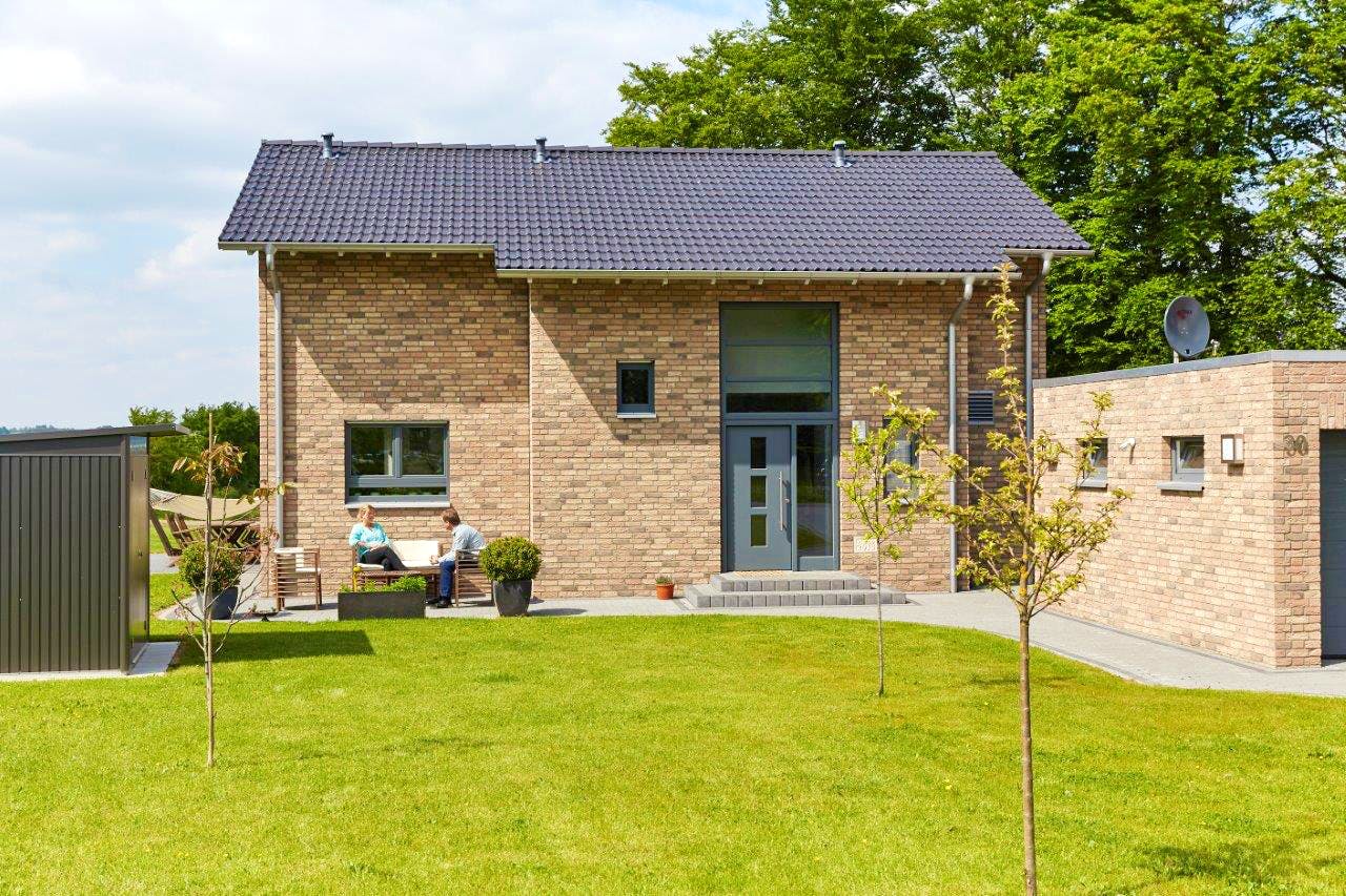 Fertighaus Auerberg von GUSSEK HAUS Schlüsselfertig ab 406900€, Satteldach-Klassiker Außenansicht 2