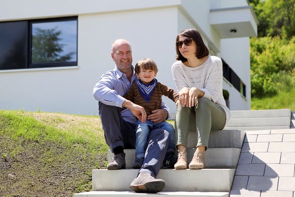 Familie sitzt auf einer Treppe