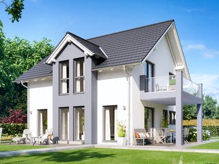 Zweifarbiges Haus mit Zwerchgiebeldach und Terrasse