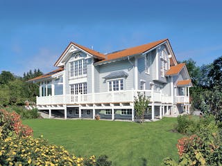 Amerikanisches Holzhaus mit großer Terrasse
