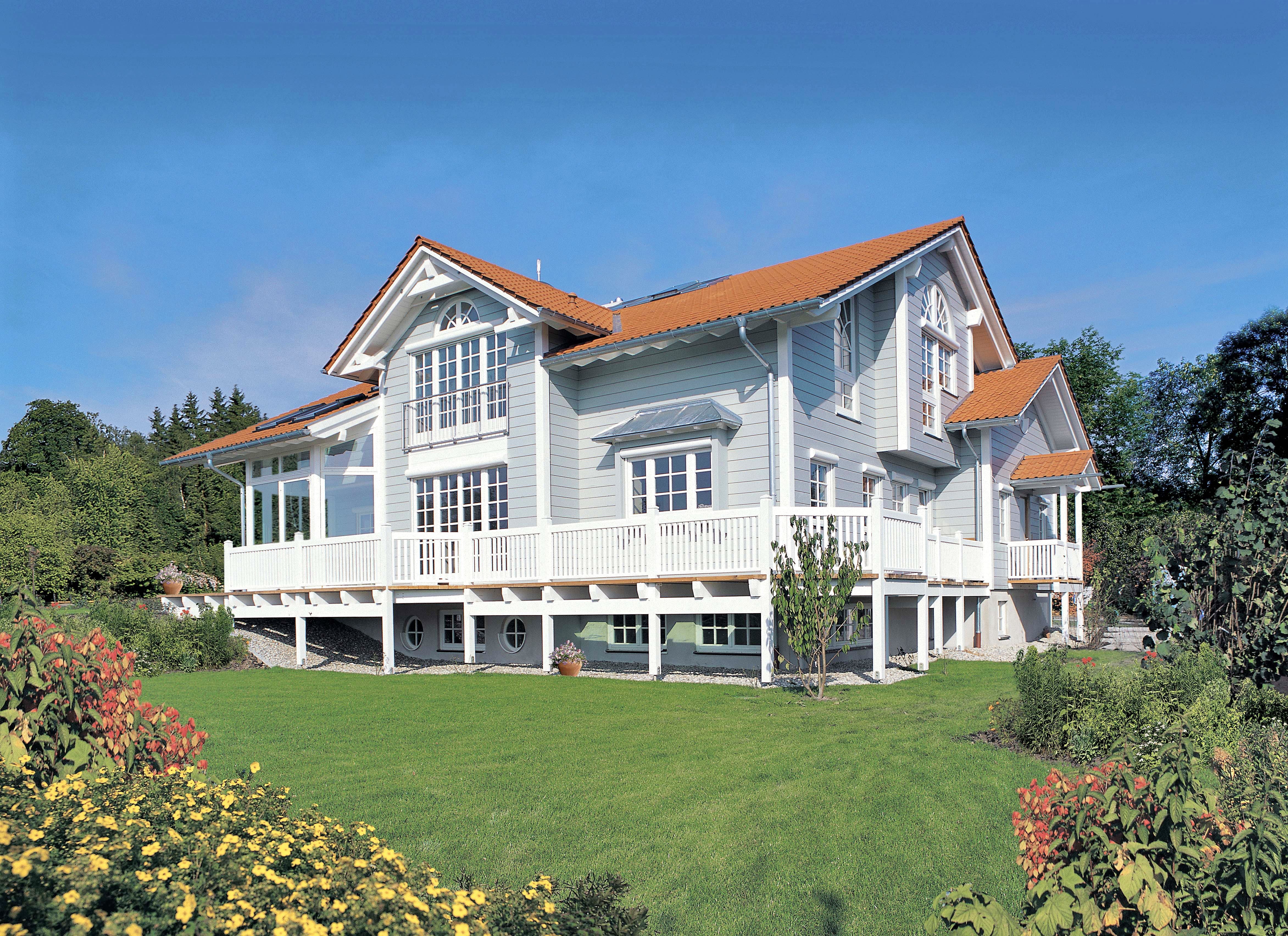 Amerikanisches Holzhaus mit großer Terrasse