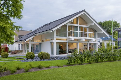 Weißes Fachwerkhaus mit Garten