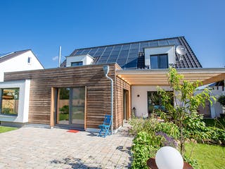 Fertighaus Sonnenhaus in Osnabrück von Hausbau Heggemann Schlüsselfertig ab 500000€, Satteldach-Klassiker Außenansicht 1