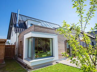 Fertighaus Sonnenhaus in Osnabrück von Hausbau Heggemann Schlüsselfertig ab 500000€, Satteldach-Klassiker Außenansicht 2