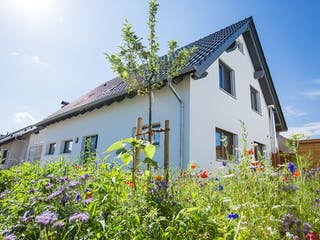 Fertighaus Sonnenhaus in Osnabrück von Hausbau Heggemann Schlüsselfertig ab 500000€, Satteldach-Klassiker Außenansicht 4